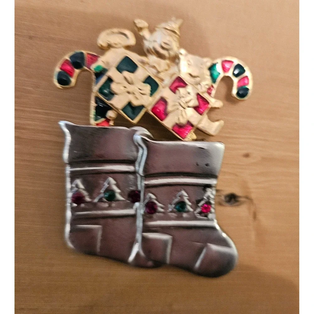 Vintage Christmas Brooch Holiday‎ Stocking Gifts Santa Boot Rhinestone Pin